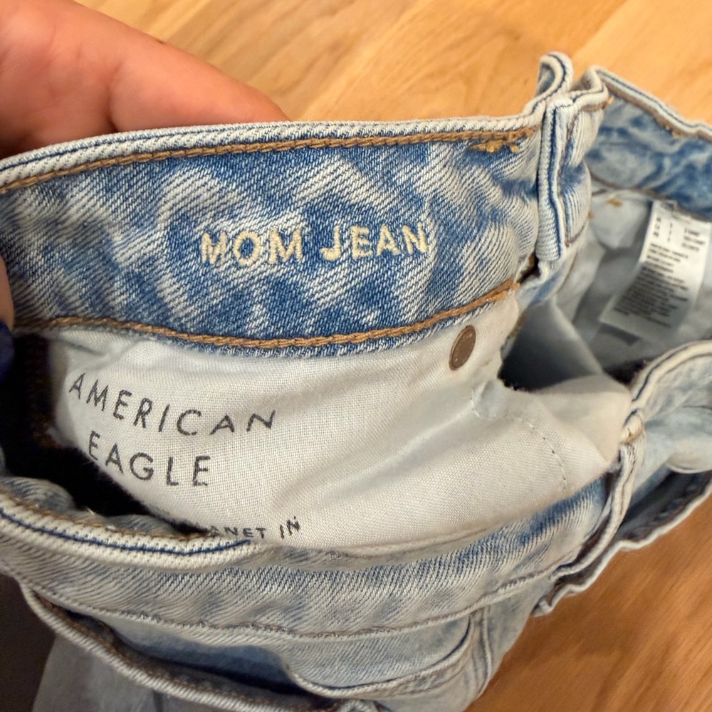 AE Strigid Mom Jeans- size 6 X-Short - Picture 5 of 7